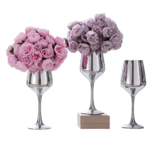 Elegantes ramos de rosas artificiales de 27 cabezas en rosa y púrpura con jarrones