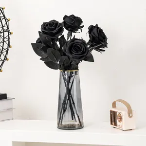 Bouquet di rose artificiali nere in vaso di vetro gotico scuro Halloween decorazione foto supporto
