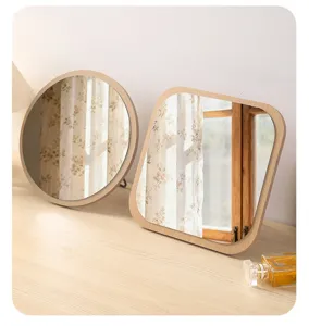 Detalle de espejos de maquillaje de madera redondos y cuadrados de mesa