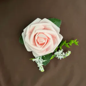 Detailopname van een lichtroze PE-roos corsage met groene bladeren en vullers