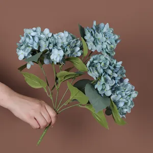 Gedetailleerd overzicht van een kunstmatig blauw hortensiaboeket met vijf koppen