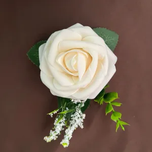 Elegante witte PE kunstmatige roos corsage met groene bladeren voor bruidegom