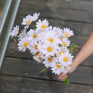 Nahaufnahme eines künstlichen Gänseblümchenstraußes mit rosa-weißen Blüten