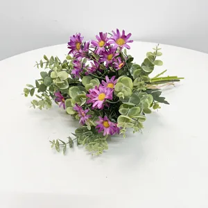 Vista detallada de un ramo artificial de margaritas púrpuras y eucalipto para bodas