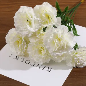 Gros plan d'un élégant bouquet d'œillets artificiels blancs pour la décoration