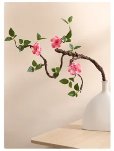 Vista detallada de una elegante rama de magnolia zen artificial en jarrón blanco