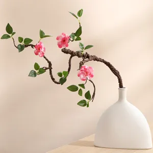Elegante rama artificial de estilo Zen chino con flores de magnolia rosa en jarrón
