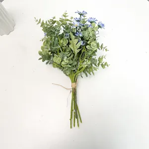 Vista detallada de un ramo de flores artificiales con margaritas azules y eucalipto