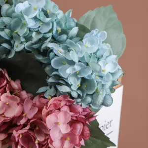 Gedetailleerde close-up van blauwe en roze kunsthortensia's met realistische bloemblaadjes.