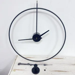 Reloj de pared redondo minimalista de metal negro con manecillas y base
