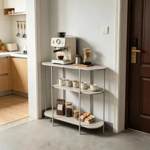 Étagère de rangement en fer à trois niveaux avec plateaux ovales dans une cuisine moderne