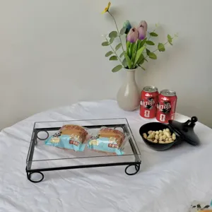 Soporte acrílico para postres con marco de hierro negro sobre mantel blanco