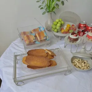 Detalle del soporte para postres crema con tapa de acrílico y varios aperitivos