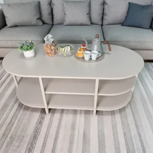 Table basse ovale à deux niveaux au fini crème élégant dans un salon contemporain
