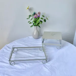 Elegantes soportes de acrílico para postres con patas de anillo gris en tela blanca