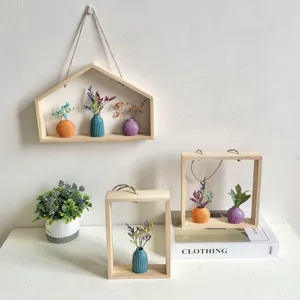 Houten wanddecoratie in INS-stijl met minivaasjes en kleurrijke droogbloemen