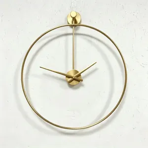 Vista detallada de un reloj de pared minimalista de metal dorado con diseño circular