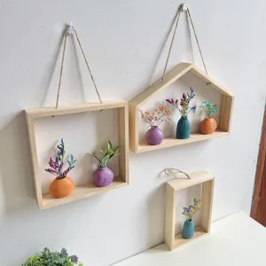 Minimalistische houten wandvazen met droogbloemen en groene decoratie