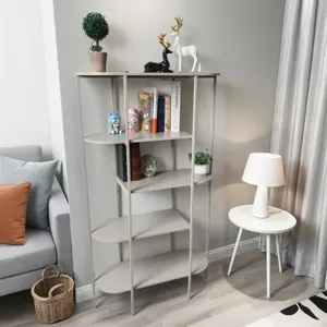 Étagère de rangement moderne en fer beige avec livres et plantes dans un salon chaleureux