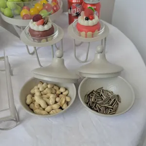 Detalle de cuencos de cerámica minimalistas de estilo europeo con tapas para aperitivos