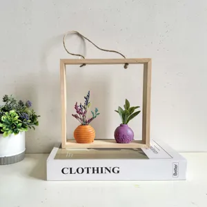 Minimalistische vierkante houten wandvaas met gedroogde bloemen en planten decor