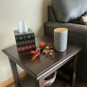 Boîte à mouchoirs carrée décorative en bois en forme de livre sur table d'appoint