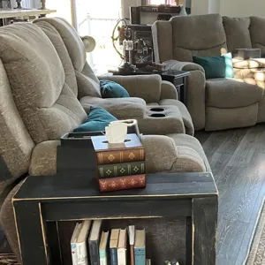 Détail d'une boîte à mouchoirs vintage en bois en forme de livre sur une table basse.