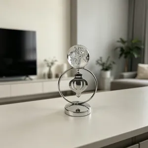 Lujoso adorno de mesa de bola de cristal plateada con diseño artístico de linterna hueca