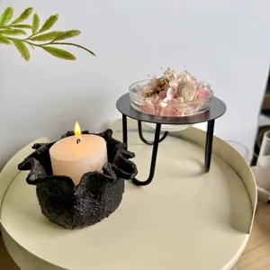 Nahaufnahme des kreativen Kerzenhalters aus Harz mit schwarzem Eisenständer und Glasschale