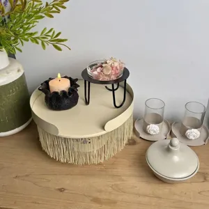 Aromatherapie-Kerzenhalter-Set mit Metallständer und Glasdiffusorschale auf Holztisch