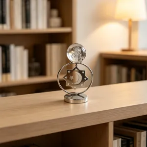 Elegant verzilverd ijzeren tafelornament met glazen bol en hol uitgesneden ster-maan patroon