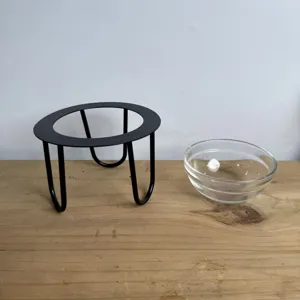 Minimalistischer schwarzer Eisenständer mit einer klaren Glasschale für Aromatherapie