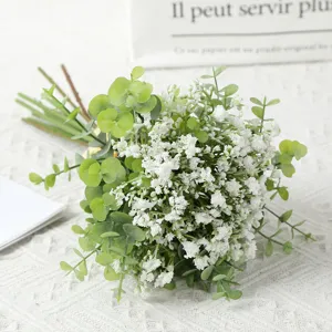 Bouquet artificiale di eucalipto e velo da sposa per decorazioni e fotografia.