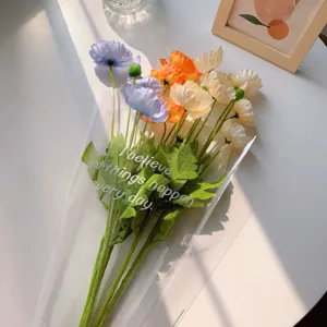 Ramo de amapolas artificiales con tallos flocados en azul, naranja y blanco.