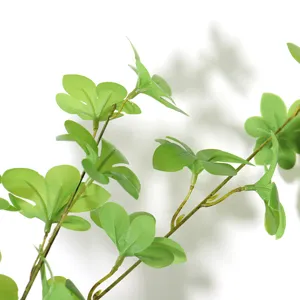 Detailopname van een kunstmatige Japanse Enkianthus groene tak voor huisdecoratie