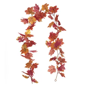 Vue détaillée d'une guirlande de feuilles d'érable artificielles aux couleurs d'automne.
