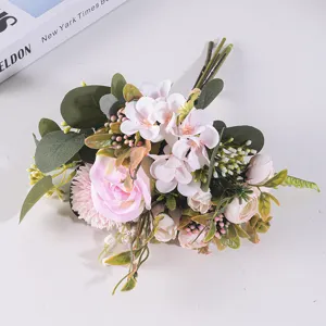 Dettaglio di un elegante bouquet di fiori artificiali rosa e crema per decorazioni nuziali