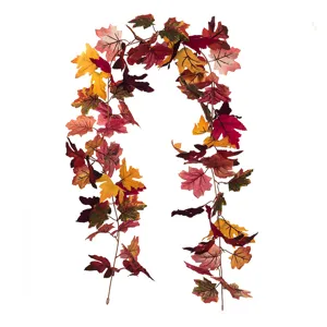Détail de la guirlande de feuilles d'érable artificielles aux couleurs d'automne