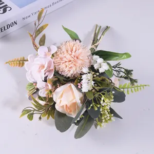 Primo piano di un elegante bouquet da sposa artificiale con rose rosa e fiori di seta