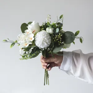 Primo piano di un elegante bouquet da sposa artificiale bianco con eucalipto
