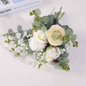 Elegante bouquet di fiori artificiali con rose bianche e foglie di eucalipto verdi.