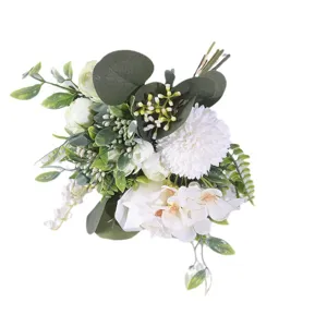 Elegante bouquet da sposa artificiale con ranuncoli bianchi e lussureggiante fogliame verde