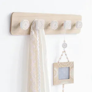 Minimalistische houten wandkapstok met vijf boho stijl geometrische patroon haken