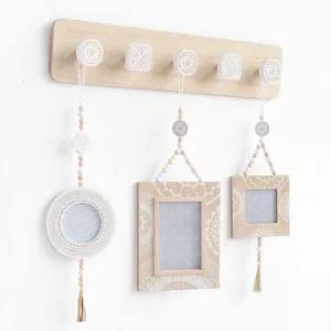 Boho houten wandkapstok met vijf haken en drie decoratieve hangende fotolijsten