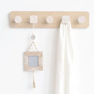 Minimalistische houten wandkapstok met mandala-patroon haken voor de hal decoratie