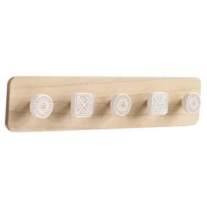 Boheemse houten wandkapstok met 5 decoratieve haken met patronen voor de woning