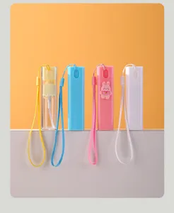 Lot de quatre mini vaporisateurs carrés portables de 10 ml avec lanières assorties