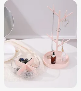 Vue détaillée d'un porte-bijoux en forme d'arbre rose et d'un bac de rangement transparent