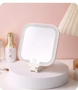 Kompakter faltbarer LED-Make-up-Spiegel mit Touch-Sensor auf rosa Hintergrund