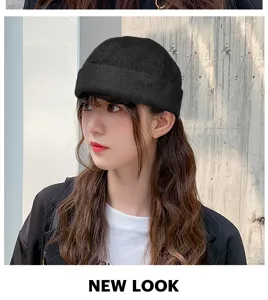 Vue détaillée d'un bonnet docker en velours côtelé noir porté par un mannequin
